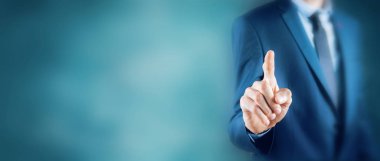 parmak sanal ekrana dokunur