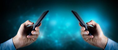 Cep telefonunu kullanan bir adam.