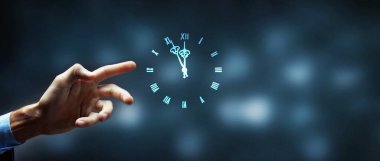 Adam ekran saat simgesine tıklıyor