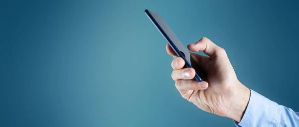 Hombre Usando Teléfono Móvil — Foto de Stock