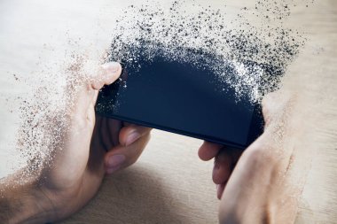 Cep telefonunu kullanan bir adam.