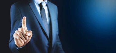 İş adamı dokunmatik ekranda baskı yapıyor