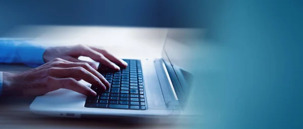 Young Man Works Computer — Stock Photo, Image