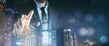 İş adamı dokunmatik ekranda baskı yapıyor