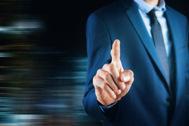 İş adamı dokunmatik ekranda baskı yapıyor