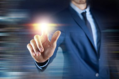 İş adamı dokunmatik ekranda baskı yapıyor