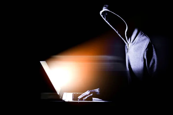 Hacker Con Laptop Delitos Informáticos — Foto de Stock