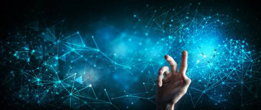 İş adamı dokunmatik ekranda baskı yapıyor