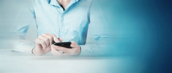 Hombre Usando Teléfono Móvil — Foto de Stock