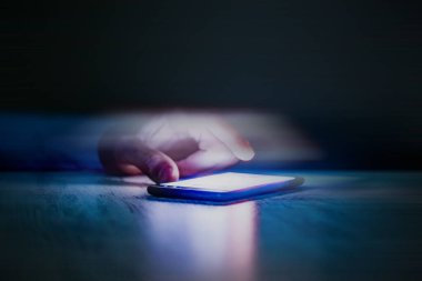 Cep telefonunu kullanan bir adam.