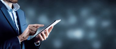 İş adamı tableti elinde tutuyor.