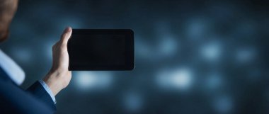 İş adamı tableti elinde tutuyor.