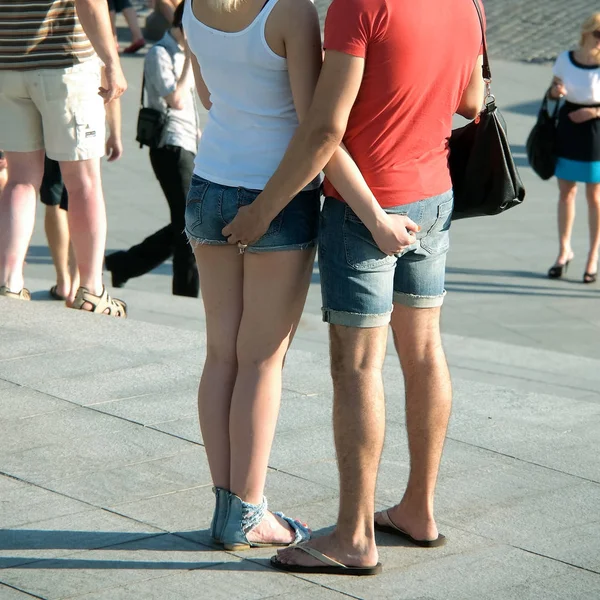 Verliebte quetschen sich am Gesäß. Identifizierung der Realität. — Stockfoto