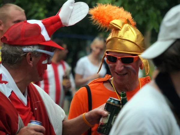 Verhaltensregeln der Fans - Gegner vor dem Spiel. Freundlich sein, aber nicht kämpfen — Stockfoto