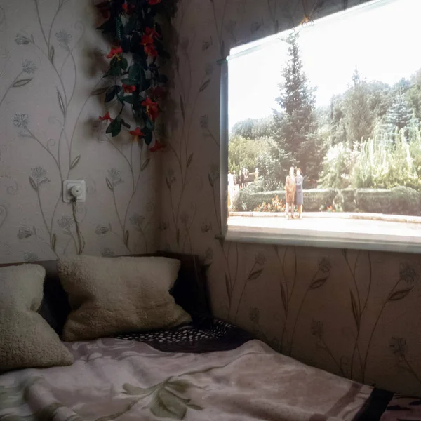 Nostalji olumlu. Geçmişe yolculuk. Slayt projektör satın, anılarınızı yenileme. 