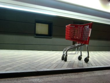 Akşam süpermarketinin yakınında boş bir tramvay. Yanındaki, malların dağıtıldığı kapalı bir pencere. Koronavirüsün yayılma tehdidi bağlamında kendini izole etme sürecinin arifesinde.