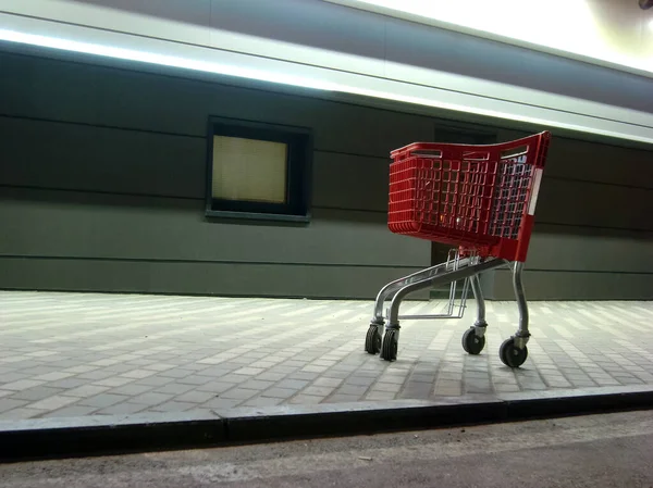 Carro Vacío Cerca Del Supermercado Nocturno Junto Ella Hay Una — Foto de Stock