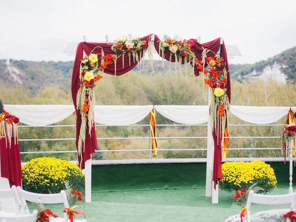 Skład florystyczny, ślub arch — Zdjęcie stockowe