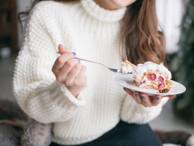 tatlı pasta plaka elinde