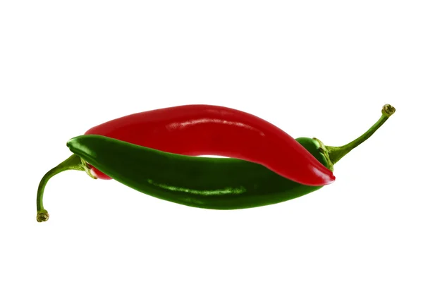 Κόκκινες και πράσινες πιπεριές τσίλι που απομονώνονται σε λευκό φόντο — Φωτογραφία Αρχείου