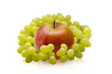 Üzümleri elma izole bir arka plan üzerinde beyaz