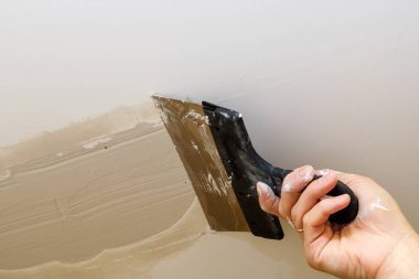 el inşaat alanında alçı sıva tavan eklem kullanarak alt