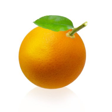 Dilim ve beyaz arka plan üzerinde izole yaprakları ile turuncu meyve.