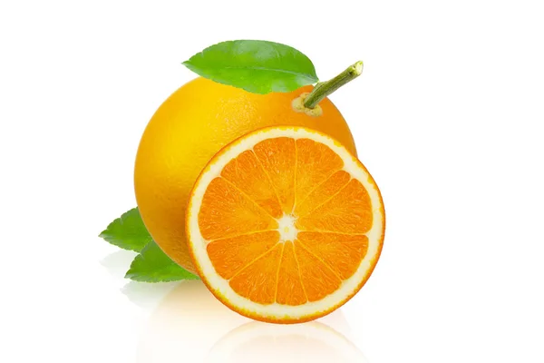 Πορτοκαλί φρούτα με φέτα και τα φύλλα που απομονώνονται σε λευκό φόντο. — Φωτογραφία Αρχείου