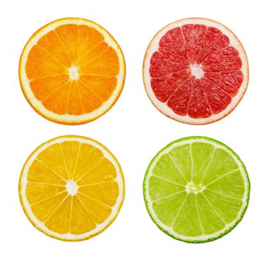 Kesilmiş dilimler kireç ve limon, portakal, greyfurt beyaz arka plan üzerinde izole pembe