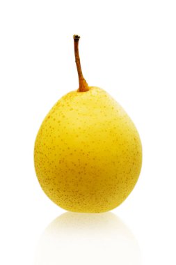 Beyaz arka plan üzerinde izole bir olgun sarı armut