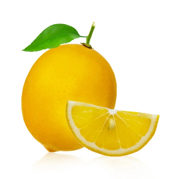 Fruta de limão com folhas isoladas em fundo branco — Fotografia de Stock