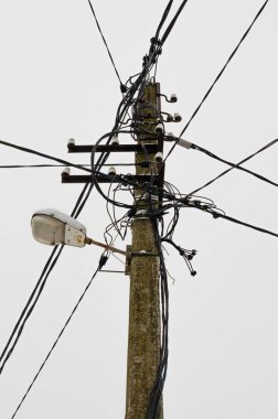 Elektrik direği bağlanmak için yüksek gerilim elektrik telleri gökyüzü arka plan üzerinde.