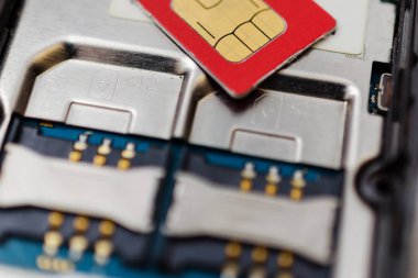 SIM kart yuvaları içinde hareket eden telefon. İki koltuk için .
