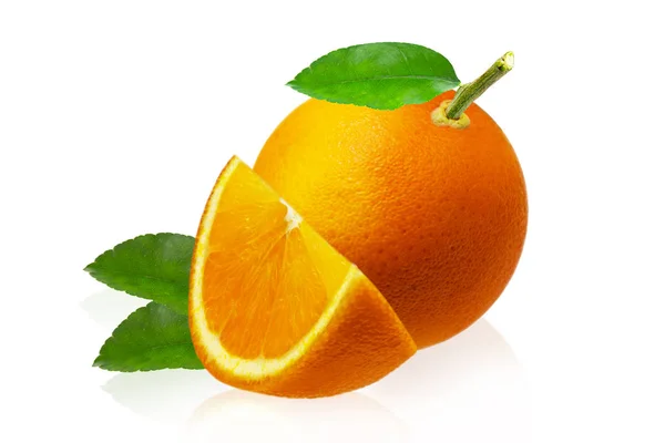 Frutas y rodajas enteras de naranja aisladas sobre fondo blanco — Foto de Stock
