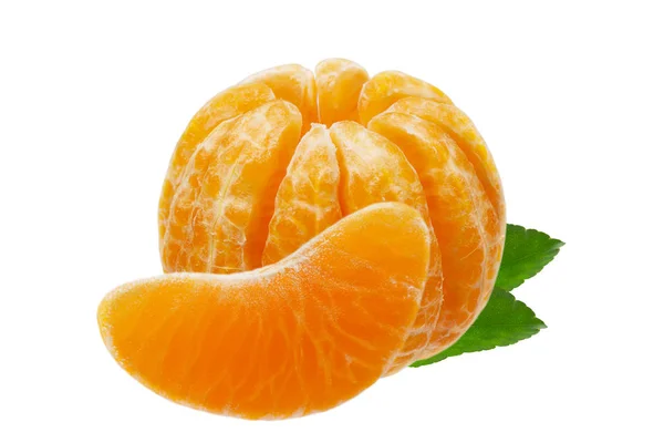 Mandarine pelée ou fruit mandarine isolé sur fond blanc découpe — Photo