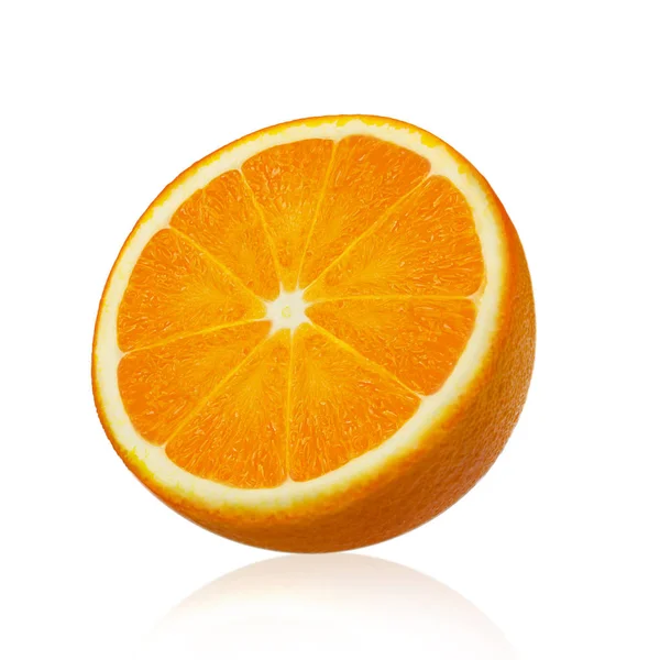 Fruta laranja com fatia e folhas isoladas sobre fundo branco. Caminho de recorte — Fotografia de Stock