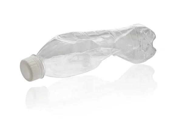 Κενό χρησιμοποιημένο πλαστικό μπουκάλι σε άσπρο φόντο — Φωτογραφία Αρχείου