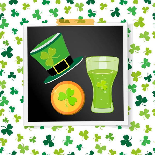 İrlandalı tatil Aziz Patrick günü. Altın sikkeler, cam bira ve yeşil renkli şapka duvar eski fotoğraf. Vektör — Stok Vektör