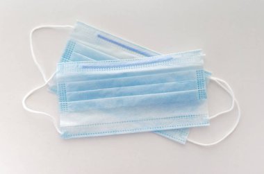 Beyaz arka planda doktor maskesi ve korona virüsü koruması