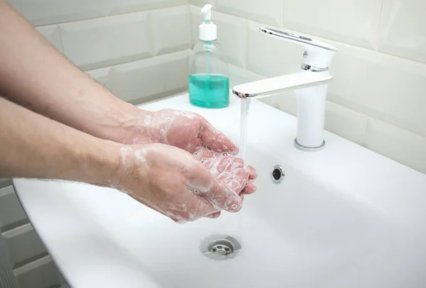 Tvätta Händerna Gnida Med Tvål Man För Att Förebygga Koronavirus — Stockfoto