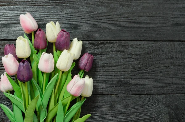 Piękne Kwiaty Tulipana Ciemnym Czarnym Drewnianym Tle Teksturowanym Wiosenny Bukiet — Zdjęcie stockowe