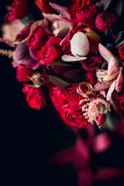 Abgeschnittene Aufnahme eines hübschen Blumenstraußes — Stockfoto