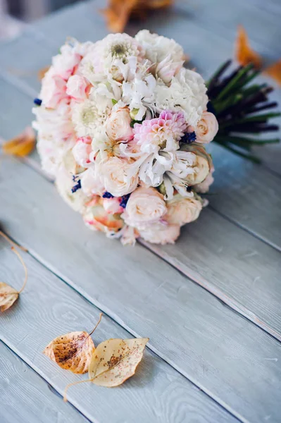 Gyönyörű menyasszonyi csokor fafelületre. — Stock Fotó