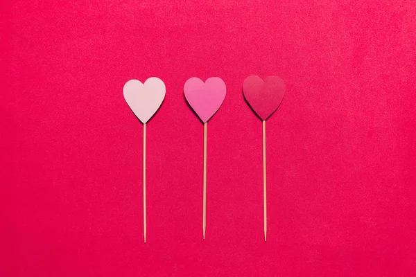 Üç el yapımı kalp kek toppers kırmızı zemin üzerine