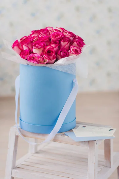 Schachtel voller rosa Rosen mit Grußkarte — Stockfoto