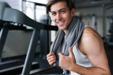 Yakışıklı genç adam onun boynuna havlu ile egzersiz yaptıktan sonra dinlenme