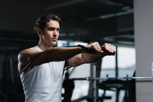 Naikkan intensitas. Anak muda bekerja dengan band perlawanan di gym — Stok Foto