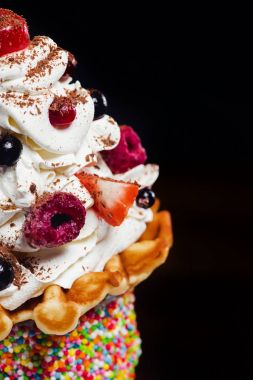 Tatlı lezzetli top ile büyük milkshake bardak kırpılmış