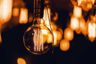 Rustik tavandan asılı ampuller