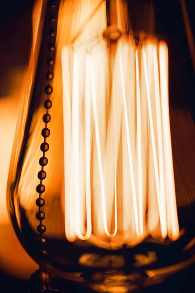 Горящий вид на макрос лампочки — стоковое фото